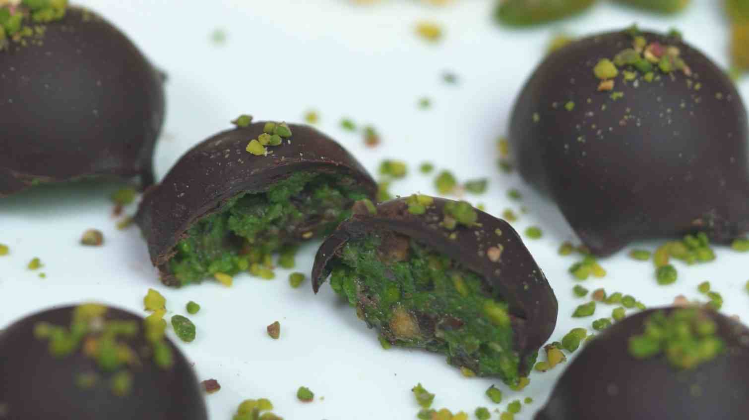 Ajwa Almadina Date Chocolate With Pistachio ajwa-almadina-date-chocolate-with-pistachio